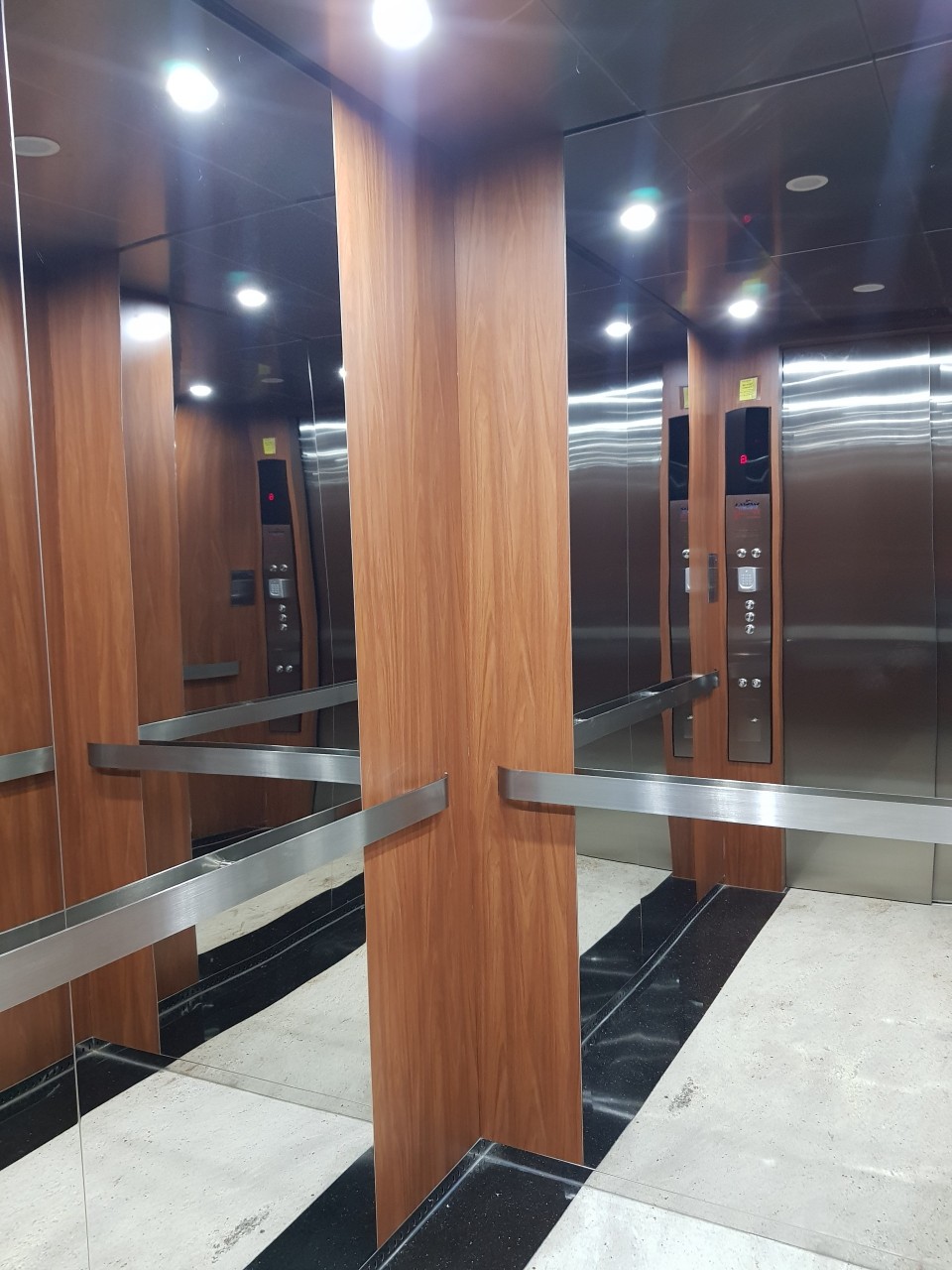 Inox gương trắng xen giả gổ